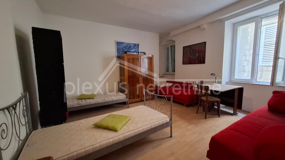 Prodajemo  dvosoban stan &lpar;56M2&rpar; u kamenoj ku&cacute;i  u centru grada na prvom katu sa pripadaju&cacute;om garsonijerom  &lpar;10m2&rpar; isklju&ccaron;ivo za stanovanje ili godi&scaron;nji najam