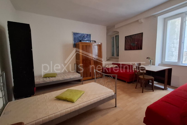 Prodajemo  dvosoban stan (56M2) u kamenoj kući  u centru grada na prvom katu sa pripadajućom garsonijerom  (10m2) isključivo za stanovanje ili godišnji najam