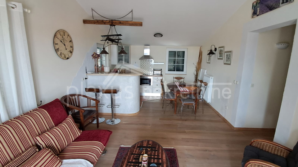 KUĆA S POGLEDOM NA MORE. TRI APARTMANA I PARKINGOM PRODAJE SE !