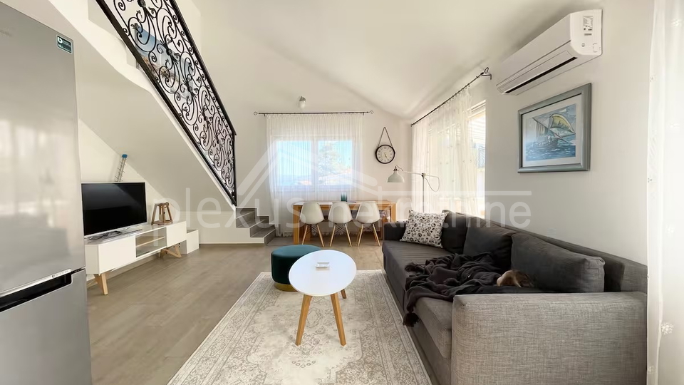 &Scaron;olta&comma; Stomorska&colon; Trosoban stan - apartman s parkingom