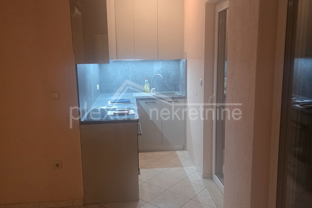 Kaštel Novi, prodaje se dvosobni stan u stambenoj zgradi