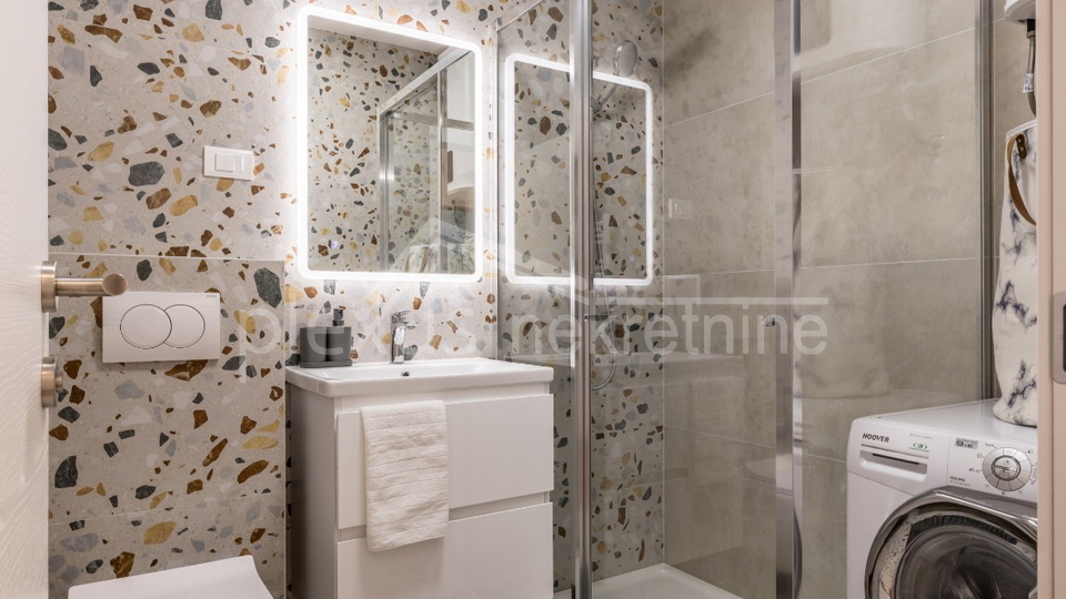 Prvi red do mora s prekrasnim pogledom i zatvorenom garažom