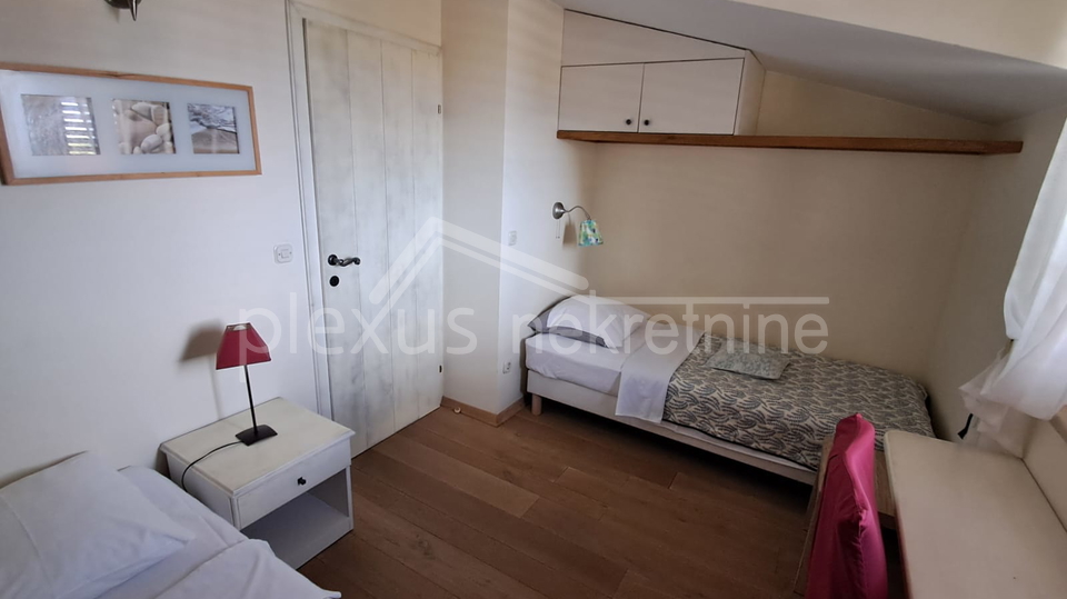 KUĆA S POGLEDOM NA MORE. TRI APARTMANA I PARKINGOM PRODAJE SE !