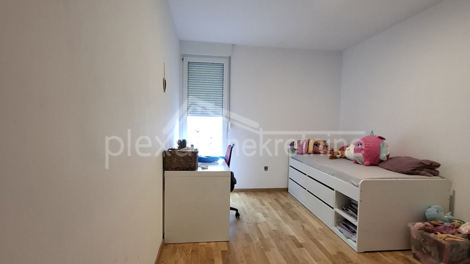 Three-bedroom apartment with parking space: Split, Mertojak, 96 m2