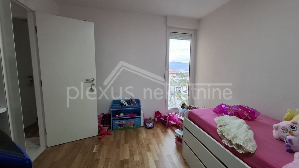 Three-bedroom apartment with parking space: Split, Mertojak, 96 m2