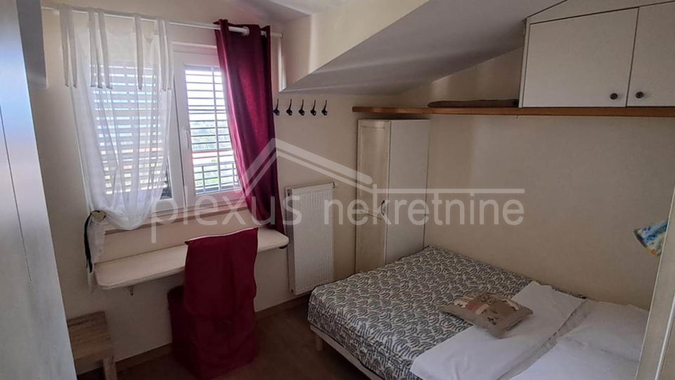 KUĆA S POGLEDOM NA MORE. TRI APARTMANA I PARKINGOM PRODAJE SE !