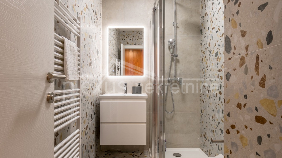 Prvi red do mora s prekrasnim pogledom i zatvorenom garažom