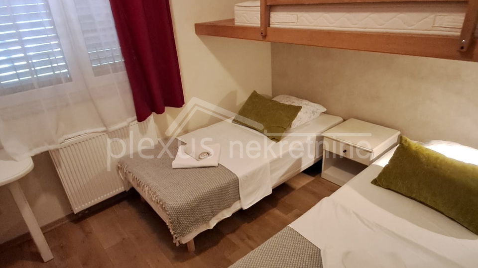 KUĆA S POGLEDOM NA MORE. TRI APARTMANA I PARKINGOM PRODAJE SE !