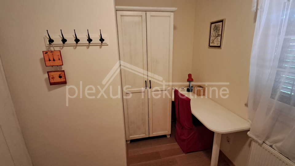 KUĆA S POGLEDOM NA MORE. TRI APARTMANA I PARKINGOM PRODAJE SE !