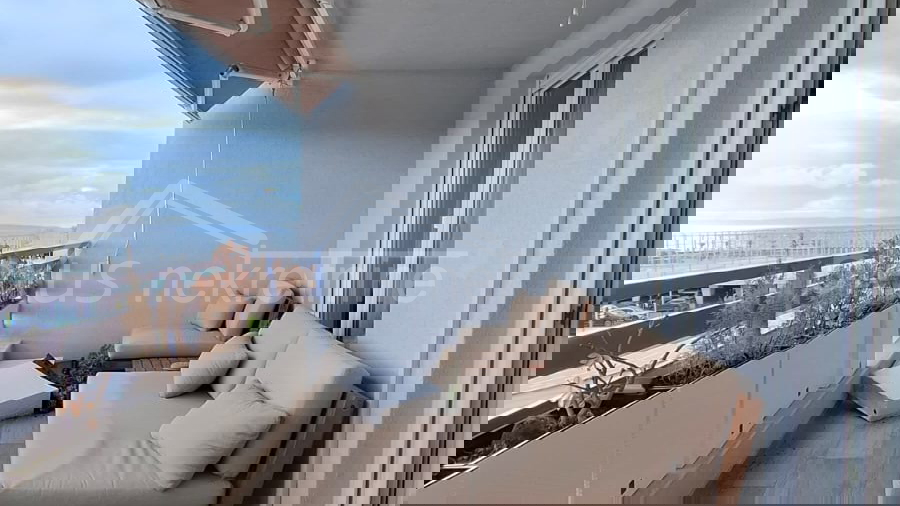 Prvi red do mora s prekrasnim pogledom i zatvorenom garažom