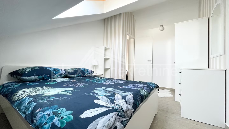 &Scaron;olta&comma; Stomorska&colon; Trosoban stan - apartman s parkingom
