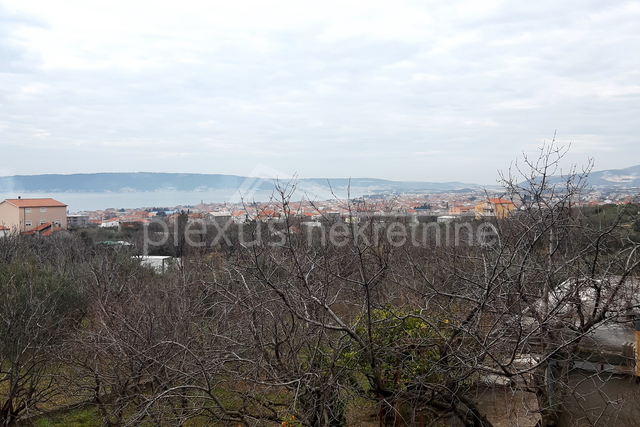 Kuća s voćnjakom na parceli od 3000 m2: Kaštel Lukšić, 165 m2