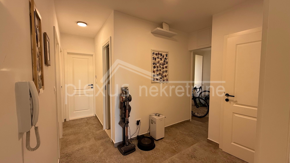 Dvosoban stan s panoramskim pogledom na more