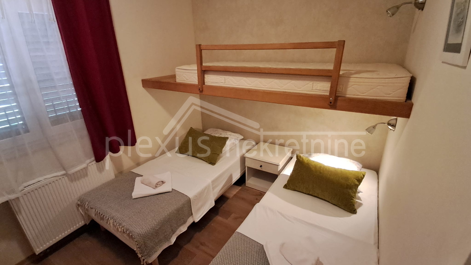 KUĆA S POGLEDOM NA MORE. TRI APARTMANA I PARKINGOM PRODAJE SE !