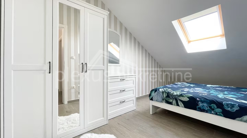 &Scaron;olta&comma; Stomorska&colon; Trosoban stan - apartman s parkingom