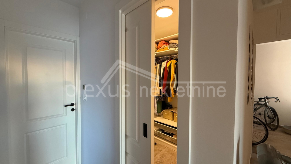 Dvosoban stan s panoramskim pogledom na more