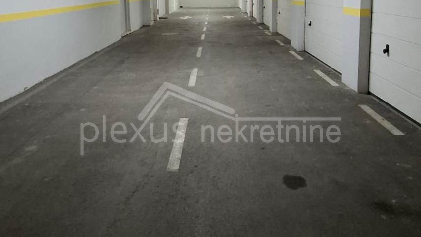 Prvi red do mora s prekrasnim pogledom i zatvorenom garažom