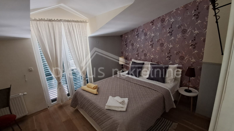 KUĆA S POGLEDOM NA MORE. TRI APARTMANA I PARKINGOM PRODAJE SE !