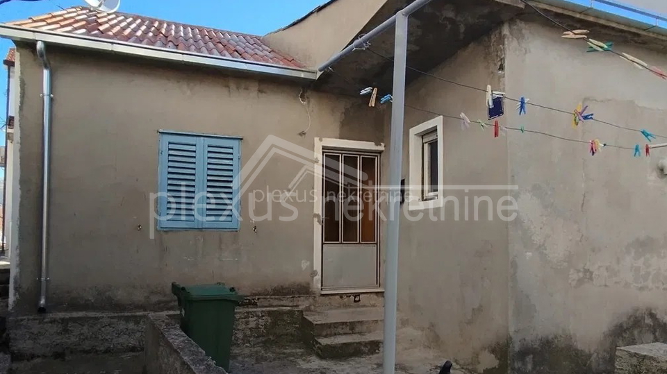 Obiteljska dvoeta&zcaron;na ku&cacute;a s konobom&colon; Solin&comma; Nin&ccaron;evi&cacute;i&comma; 100 m2