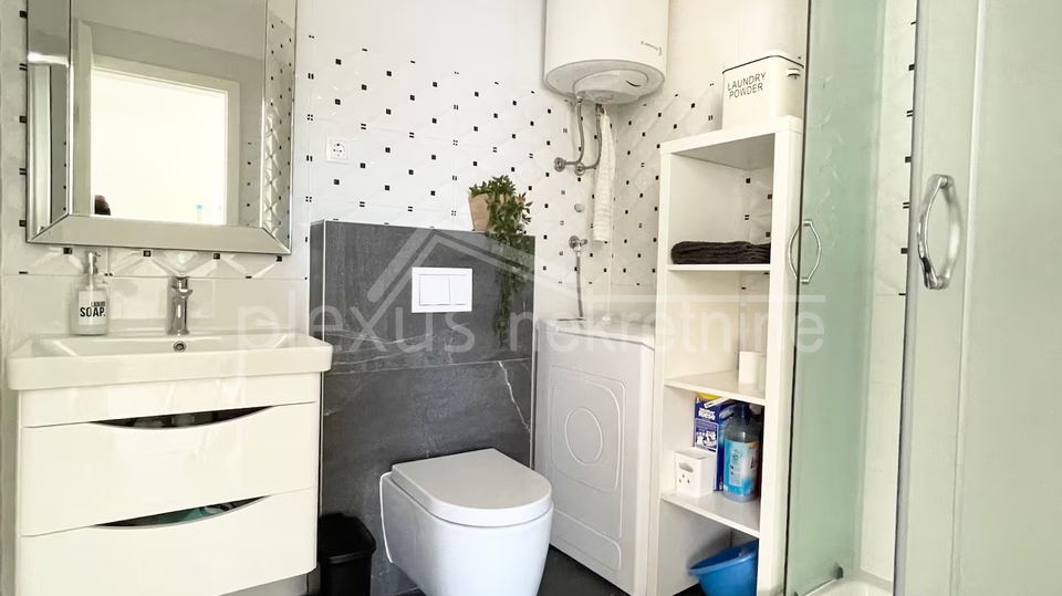 &Scaron;olta&comma; Stomorska&colon; Trosoban stan - apartman s parkingom