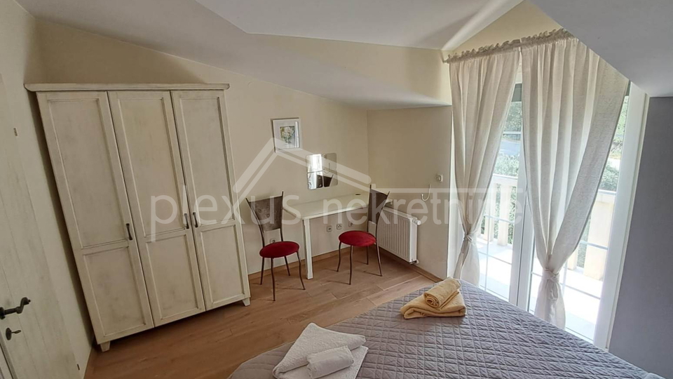 KUĆA S POGLEDOM NA MORE. TRI APARTMANA I PARKINGOM PRODAJE SE !