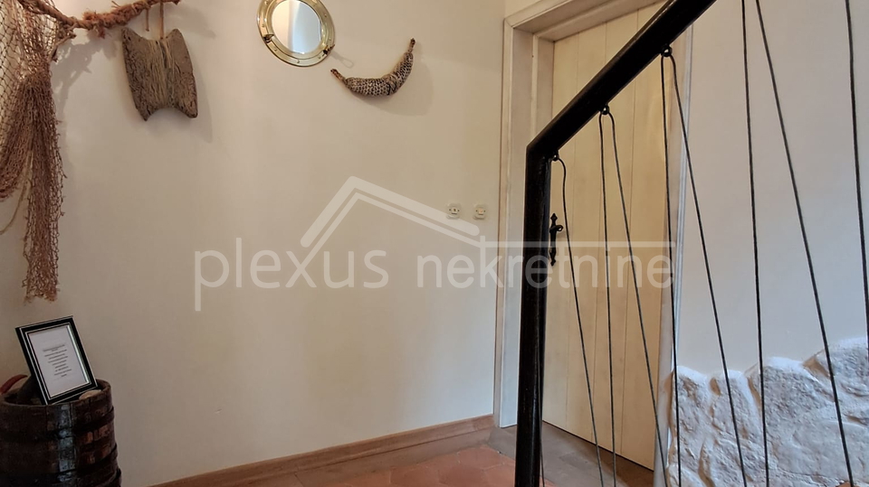 KUĆA S POGLEDOM NA MORE. TRI APARTMANA I PARKINGOM PRODAJE SE !