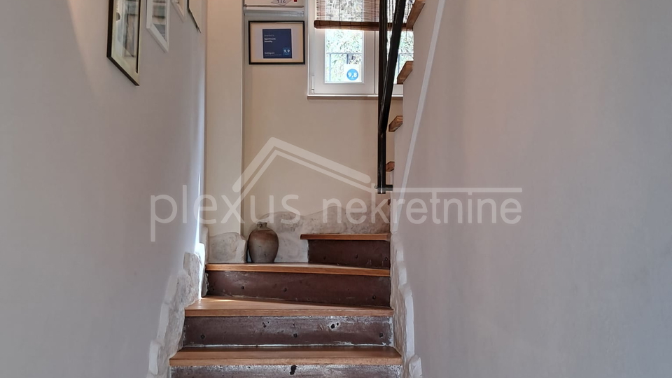 KUĆA S POGLEDOM NA MORE. TRI APARTMANA I PARKINGOM PRODAJE SE !