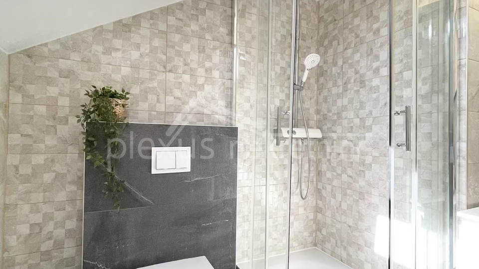 &Scaron;olta&comma; Stomorska&colon; Trosoban stan - apartman s parkingom