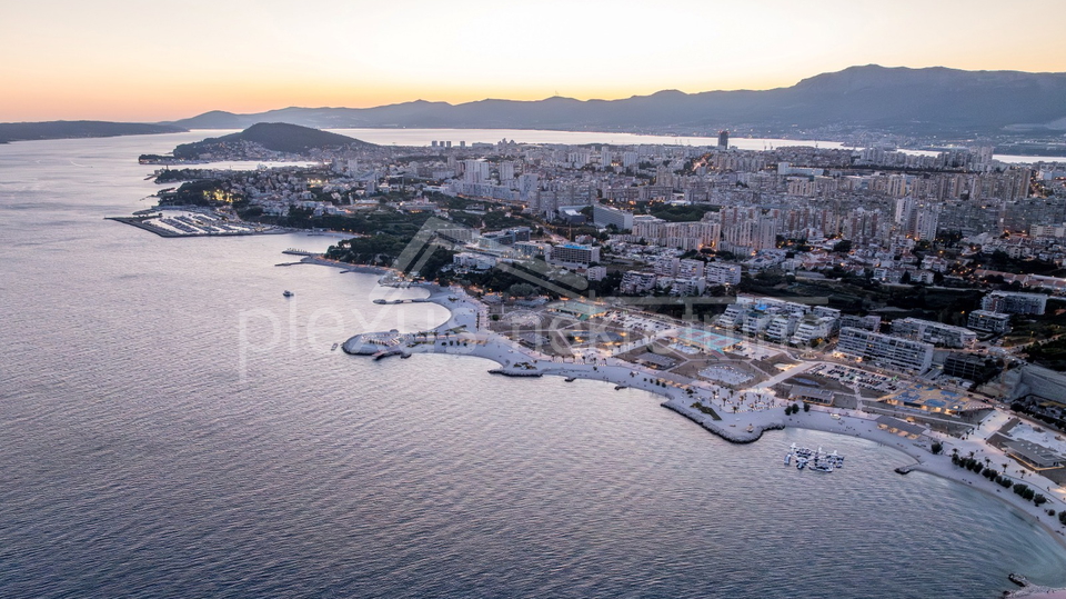 Prvi red do mora s prekrasnim pogledom i zatvorenom garažom