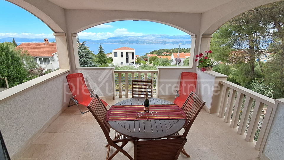 KUĆA S POGLEDOM NA MORE. TRI APARTMANA I PARKINGOM PRODAJE SE !