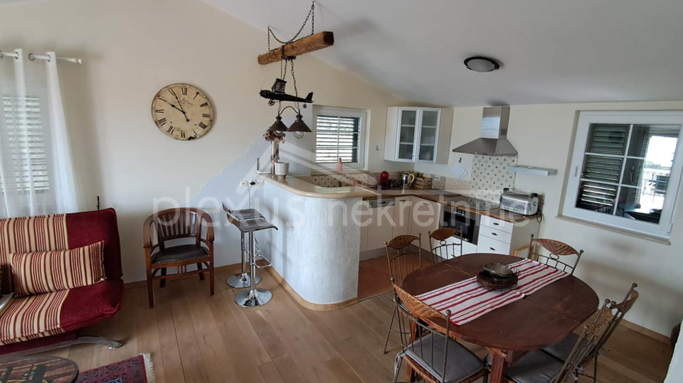 KUĆA S POGLEDOM NA MORE. TRI APARTMANA I PARKINGOM PRODAJE SE !