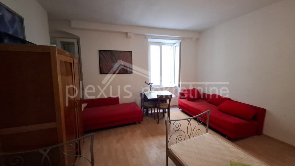 Prodajemo  dvosoban stan &lpar;56M2&rpar; u kamenoj ku&cacute;i  u centru grada na prvom katu sa pripadaju&cacute;om garsonijerom  &lpar;10m2&rpar; isklju&ccaron;ivo za stanovanje ili godi&scaron;nji najam