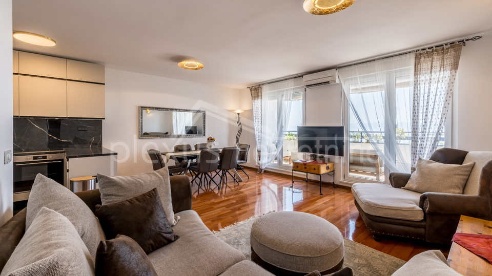 Prvi red do mora s prekrasnim pogledom i zatvorenom garažom