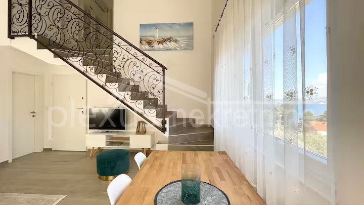 &Scaron;olta&comma; Stomorska&colon; Trosoban stan - apartman s parkingom