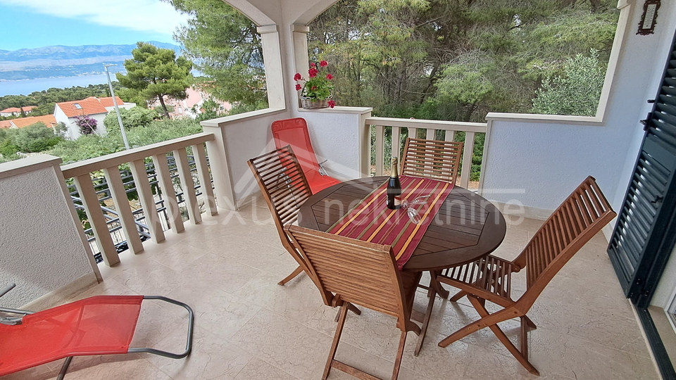 KUĆA S POGLEDOM NA MORE. TRI APARTMANA I PARKINGOM PRODAJE SE !