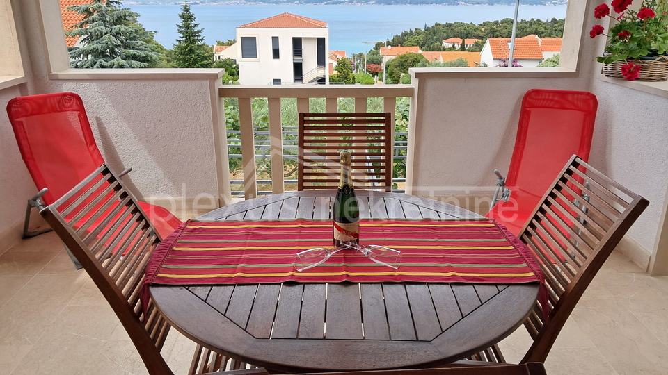 KUĆA S POGLEDOM NA MORE. TRI APARTMANA I PARKINGOM PRODAJE SE !