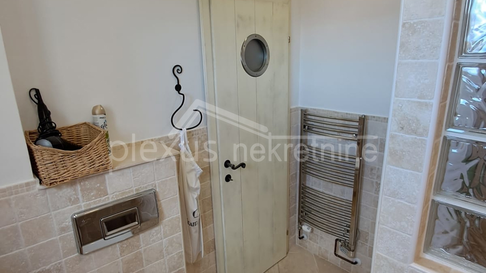 KUĆA S POGLEDOM NA MORE. TRI APARTMANA I PARKINGOM PRODAJE SE !