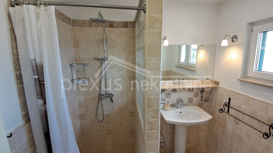 KUĆA S POGLEDOM NA MORE. TRI APARTMANA I PARKINGOM PRODAJE SE !