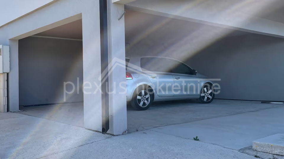 &Scaron;olta&comma; Stomorska&colon; Trosoban stan - apartman s parkingom