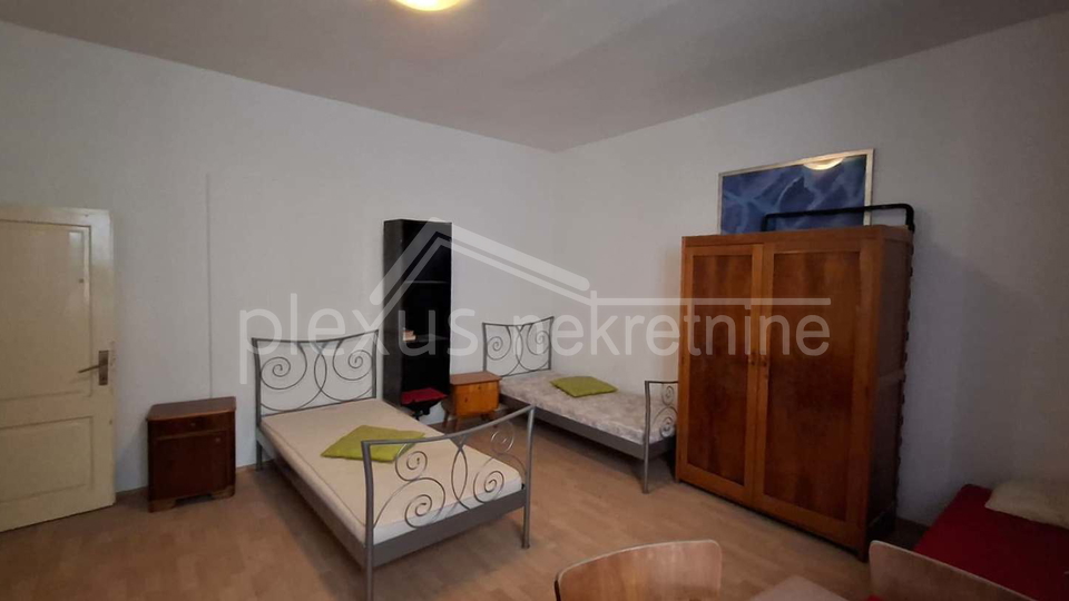 Prodajemo  dvosoban stan &lpar;56M2&rpar; u kamenoj ku&cacute;i  u centru grada na prvom katu sa pripadaju&cacute;om garsonijerom  &lpar;10m2&rpar; isklju&ccaron;ivo za stanovanje ili godi&scaron;nji najam