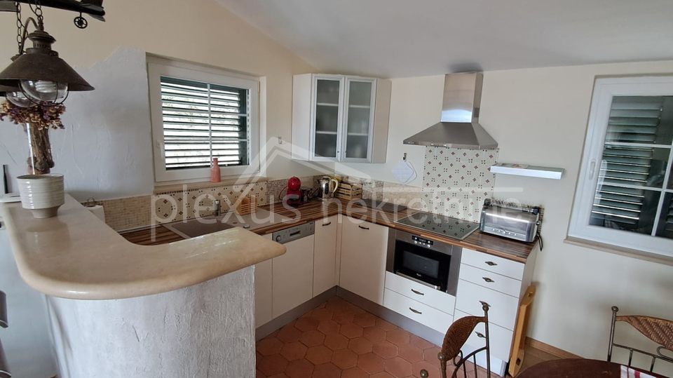 KUĆA S POGLEDOM NA MORE. TRI APARTMANA I PARKINGOM PRODAJE SE !