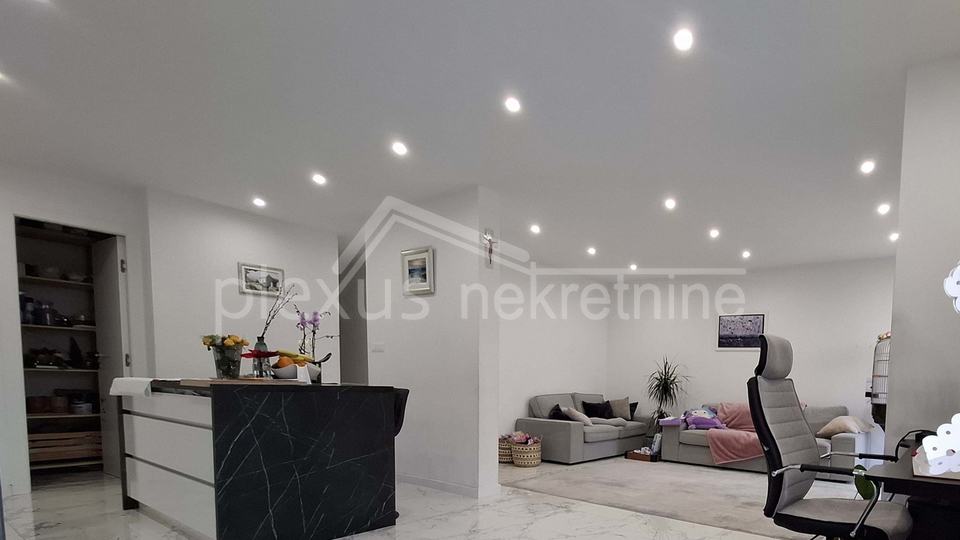 Three-bedroom apartment with parking space: Split, Mertojak, 96 m2