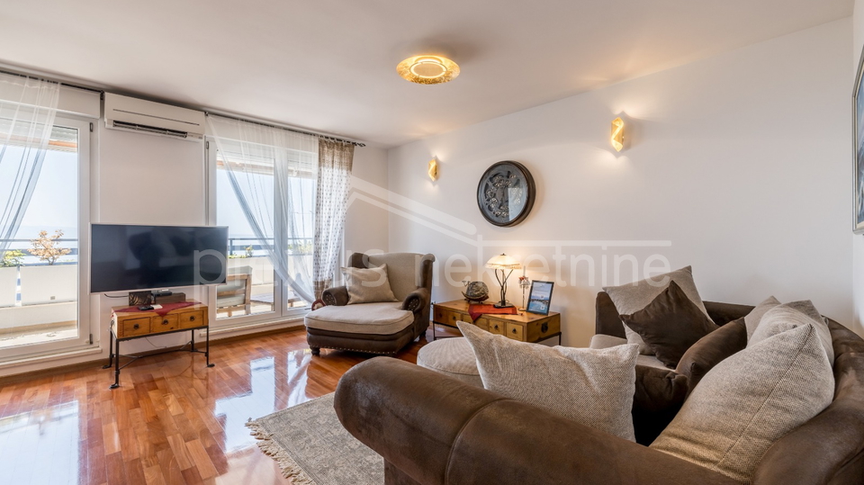 Prvi red do mora s prekrasnim pogledom i zatvorenom garažom