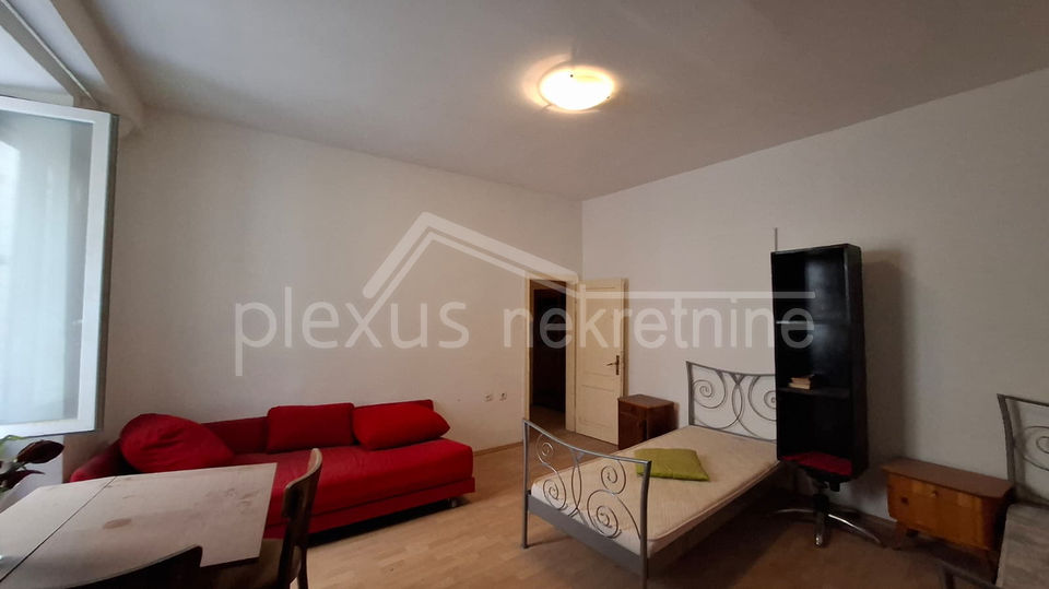 Prodajemo  dvosoban stan &lpar;56M2&rpar; u kamenoj ku&cacute;i  u centru grada na prvom katu sa pripadaju&cacute;om garsonijerom  &lpar;10m2&rpar; isklju&ccaron;ivo za stanovanje ili godi&scaron;nji najam