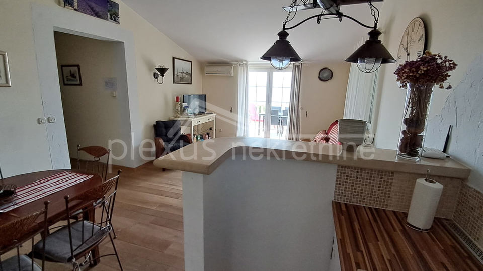 KUĆA S POGLEDOM NA MORE. TRI APARTMANA I PARKINGOM PRODAJE SE !