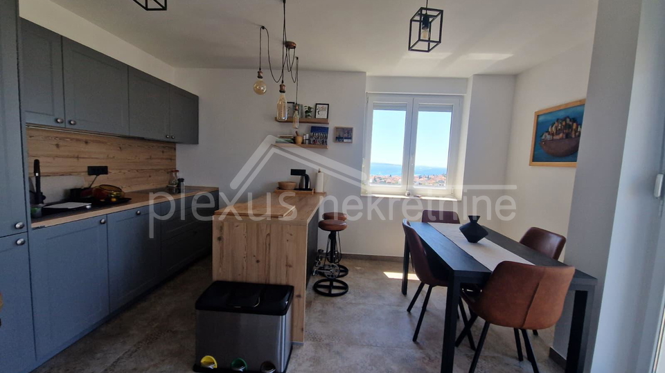 Dvosoban stan s panoramskim pogledom na more