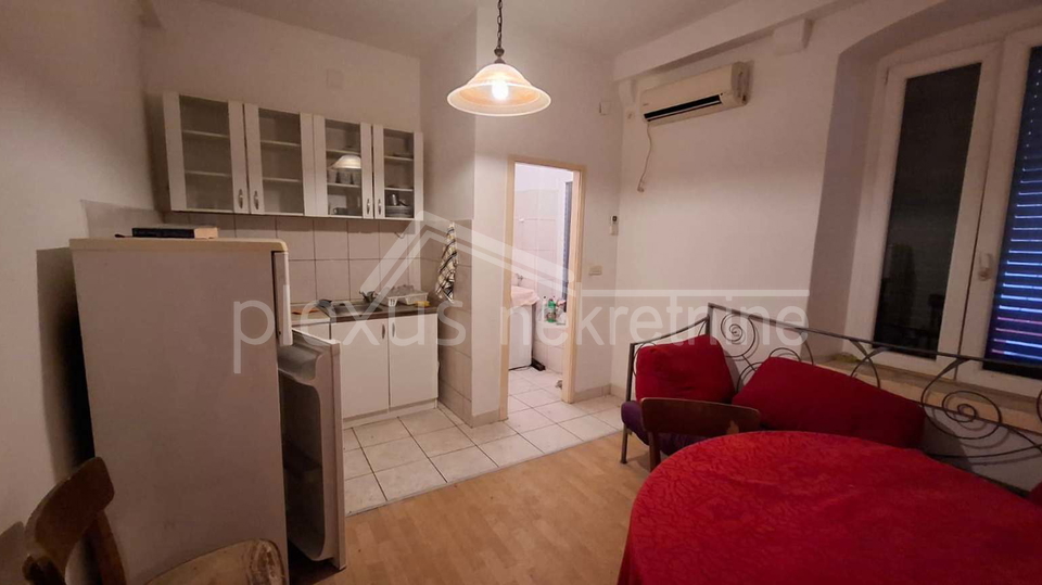 Prodajemo  dvosoban stan &lpar;56M2&rpar; u kamenoj ku&cacute;i  u centru grada na prvom katu sa pripadaju&cacute;om garsonijerom  &lpar;10m2&rpar; isklju&ccaron;ivo za stanovanje ili godi&scaron;nji najam