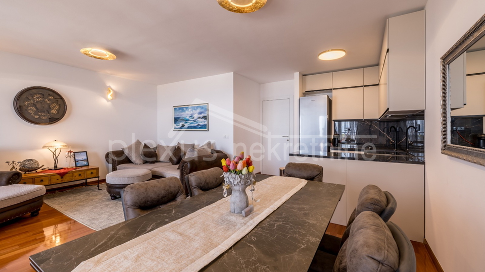 Prvi red do mora s prekrasnim pogledom i zatvorenom garažom