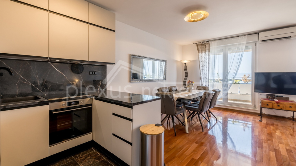 Prvi red do mora s prekrasnim pogledom i zatvorenom garažom