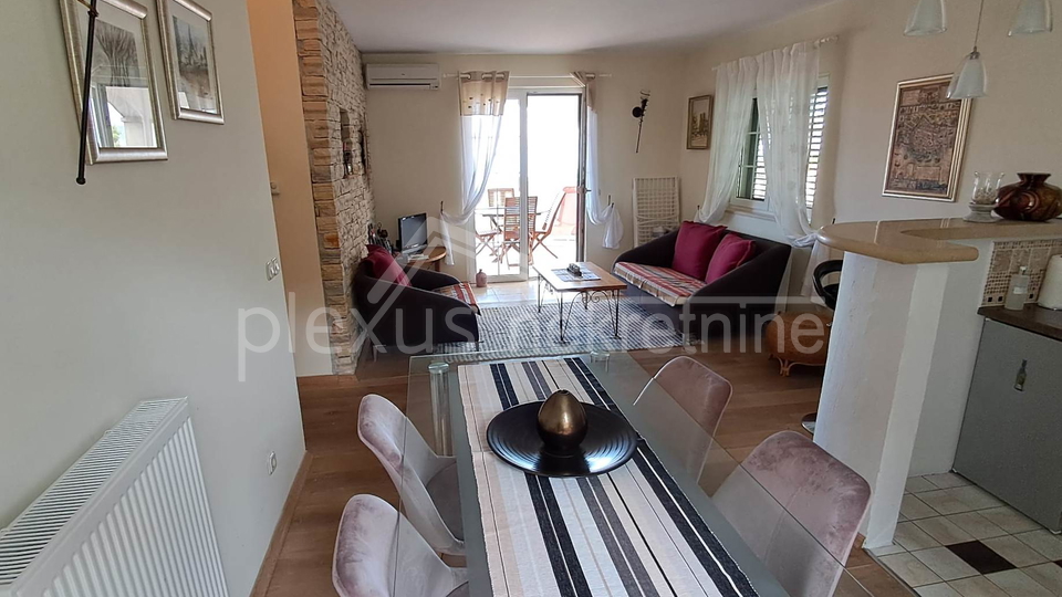 KUĆA S POGLEDOM NA MORE. TRI APARTMANA I PARKINGOM PRODAJE SE !